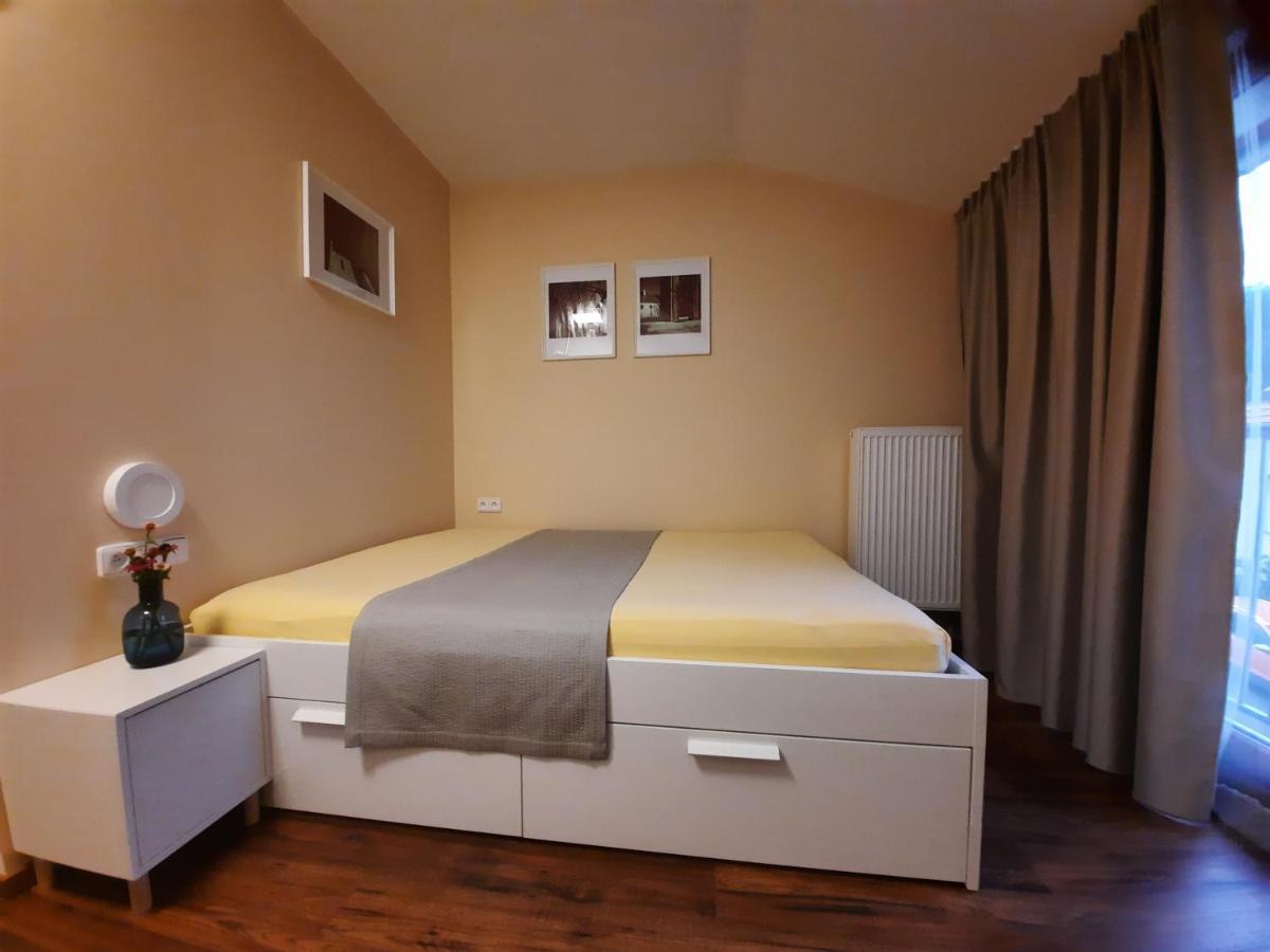 Penzion Zahrada Nad Rekou, Restaurace A Kavarna - Parkovani Gratis Zlatá Koruna Εξωτερικό φωτογραφία