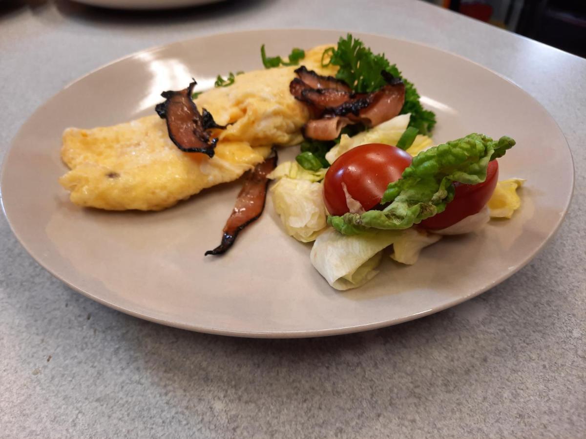 Penzion Zahrada Nad Rekou, Restaurace A Kavarna - Parkovani Gratis Zlatá Koruna Εξωτερικό φωτογραφία