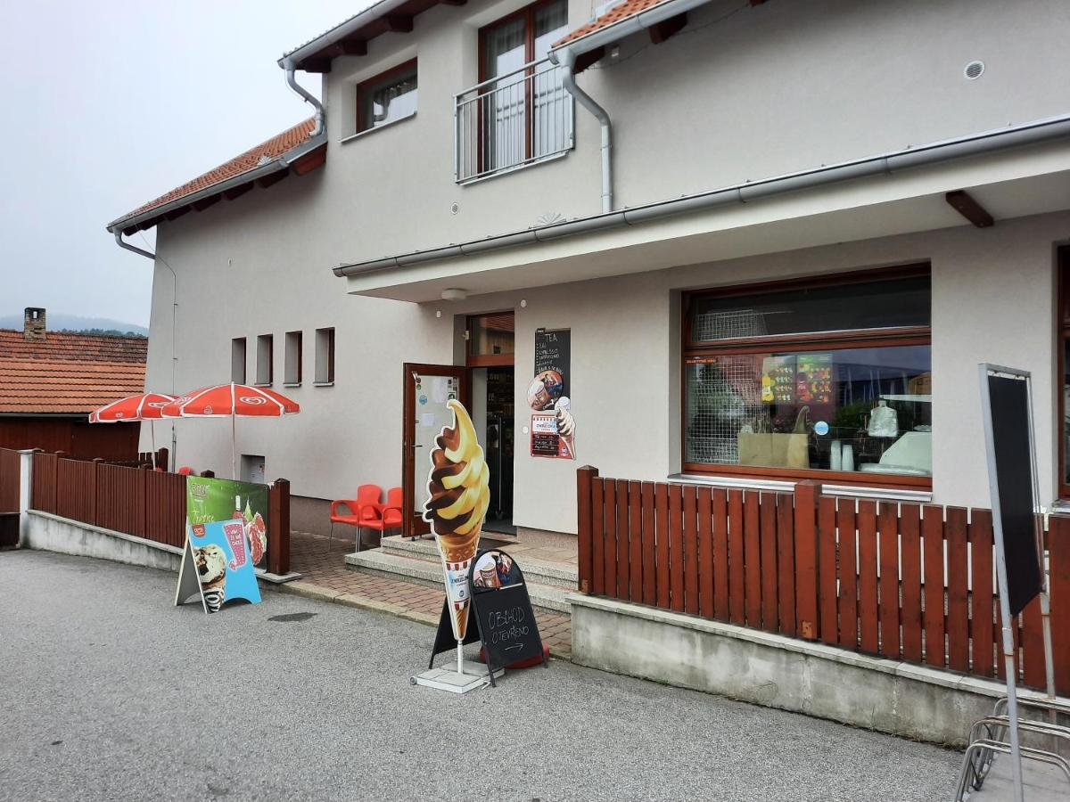 Penzion Zahrada Nad Rekou, Restaurace A Kavarna - Parkovani Gratis Zlatá Koruna Εξωτερικό φωτογραφία