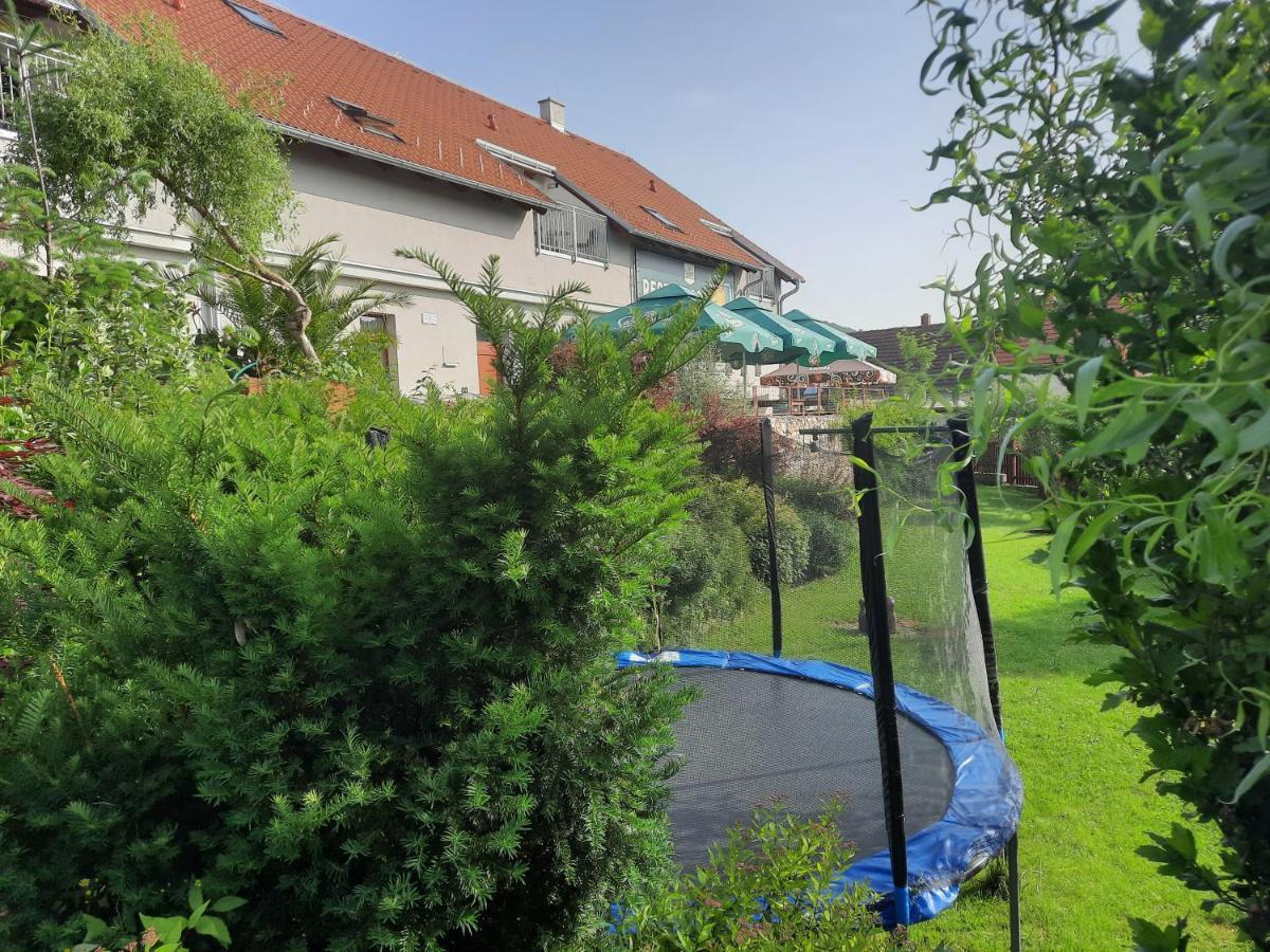 Penzion Zahrada Nad Rekou, Restaurace A Kavarna - Parkovani Gratis Zlatá Koruna Εξωτερικό φωτογραφία
