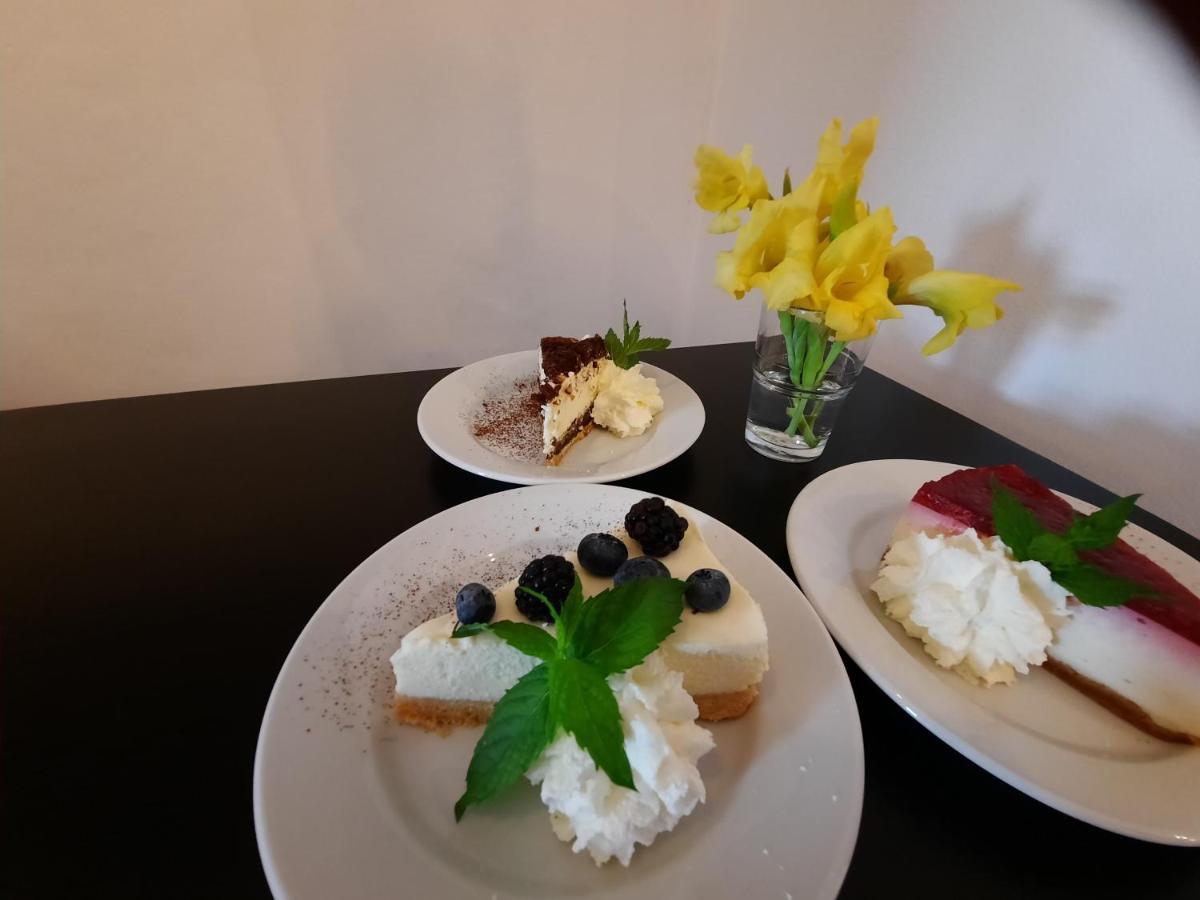 Penzion Zahrada Nad Rekou, Restaurace A Kavarna - Parkovani Gratis Zlatá Koruna Εξωτερικό φωτογραφία